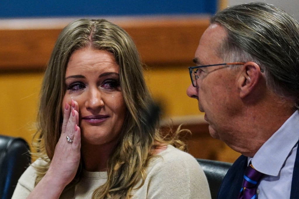Jenna Ellis spricht mit ihrem Anwalt Franklin Houge, nachdem sich Ellis im Gerichtssaal des Fulton Superior Court von Richter McAfee eines Verbrechens schuldig bekannt hat.