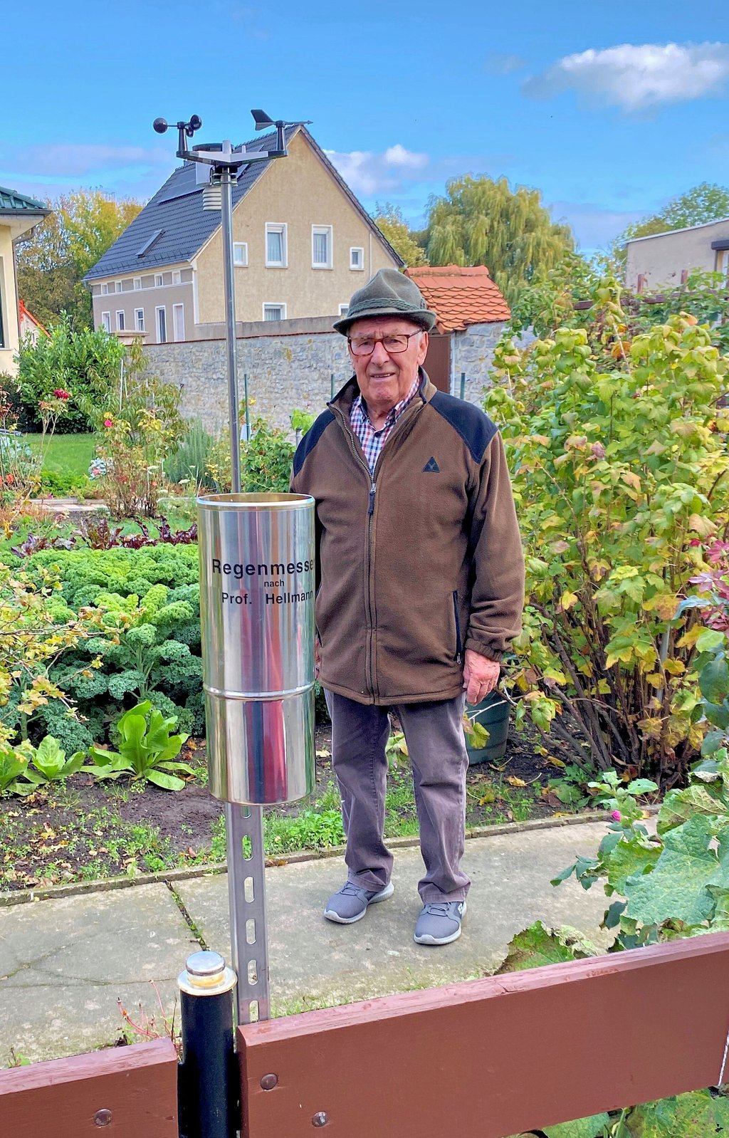 Paul Grebarsche vor seiner Wetterstation im Vorgarten.