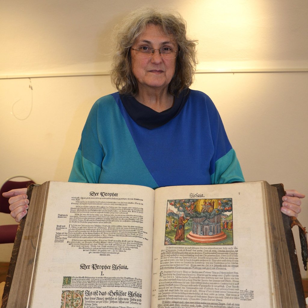 Die Zerbster Museumsleiterin Agnes-Almuth Griesbach zeigt die Kurfürstenbibel von 1576, die in der Kabinettausstellung zu sehen sein wird.