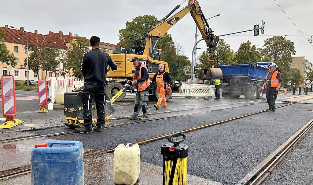 Die Arbeiten im Gleisbereich am Übergang Heidestraße/Kabelweg werden von Mitarbeitern der Firma ETB ausgeführt.