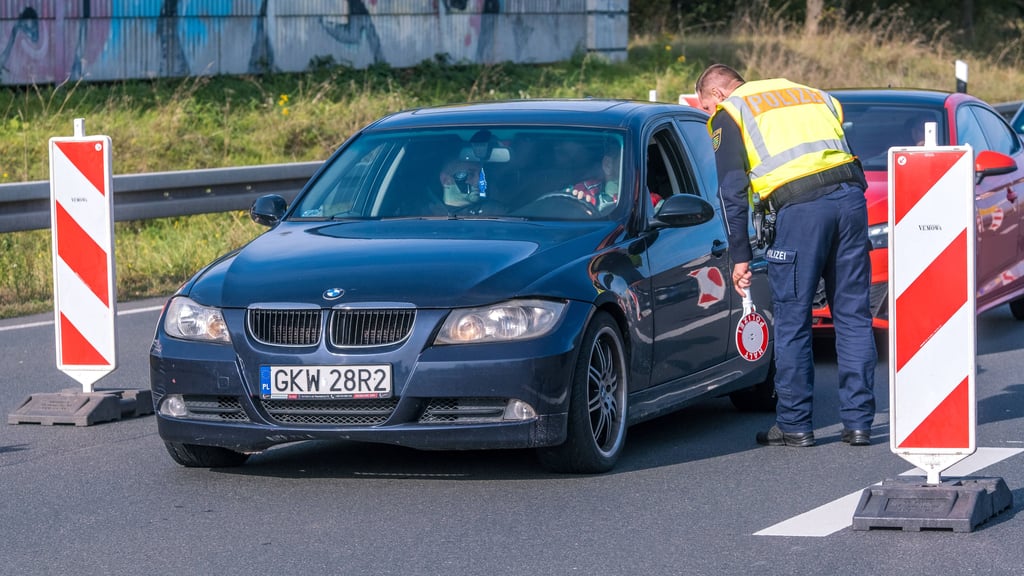 Polizisten kontrollieren Fahrzeuge von Fans von Roter Stern Belgrad vor dem Champions-League-Spiel in Leipzig.