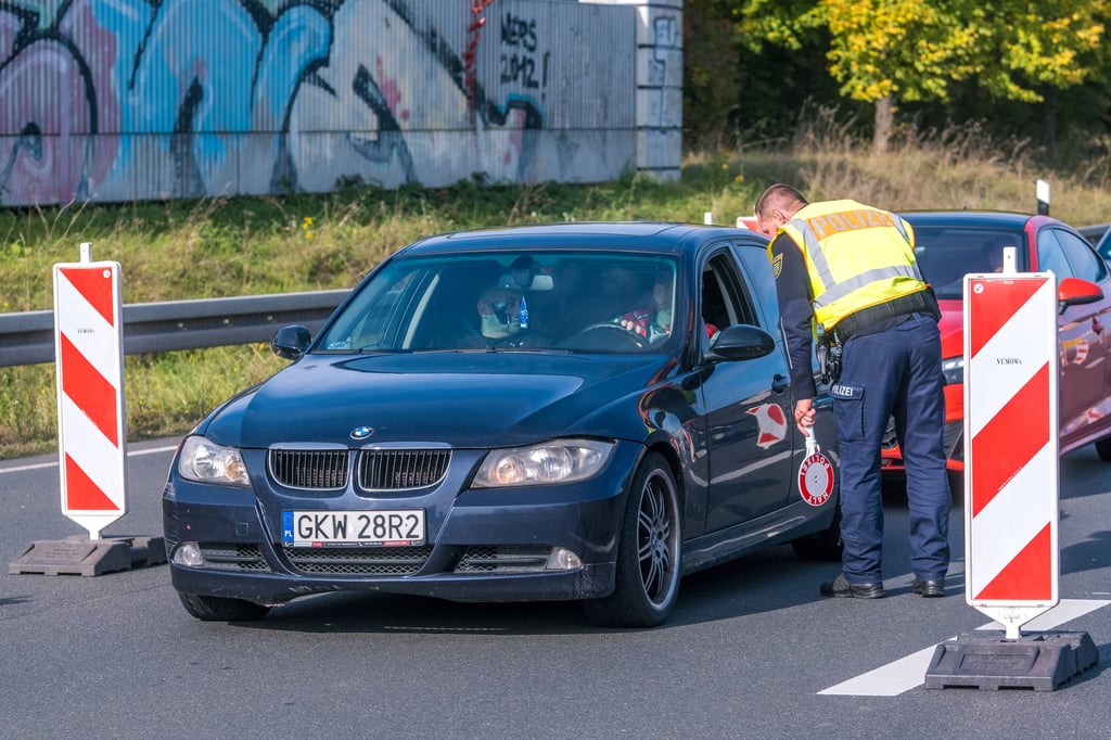 Polizisten kontrollieren Fahrzeuge von Fans von Roter Stern Belgrad vor dem Champions-League-Spiel in Leipzig.