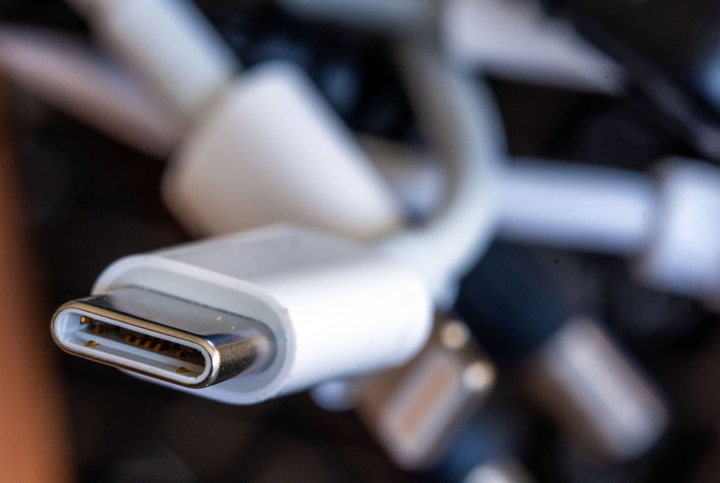 Ein Ladekabel mit USB-C-Stecker liegt neben einem Bündel unterschiedlicher Anschlusskabel.