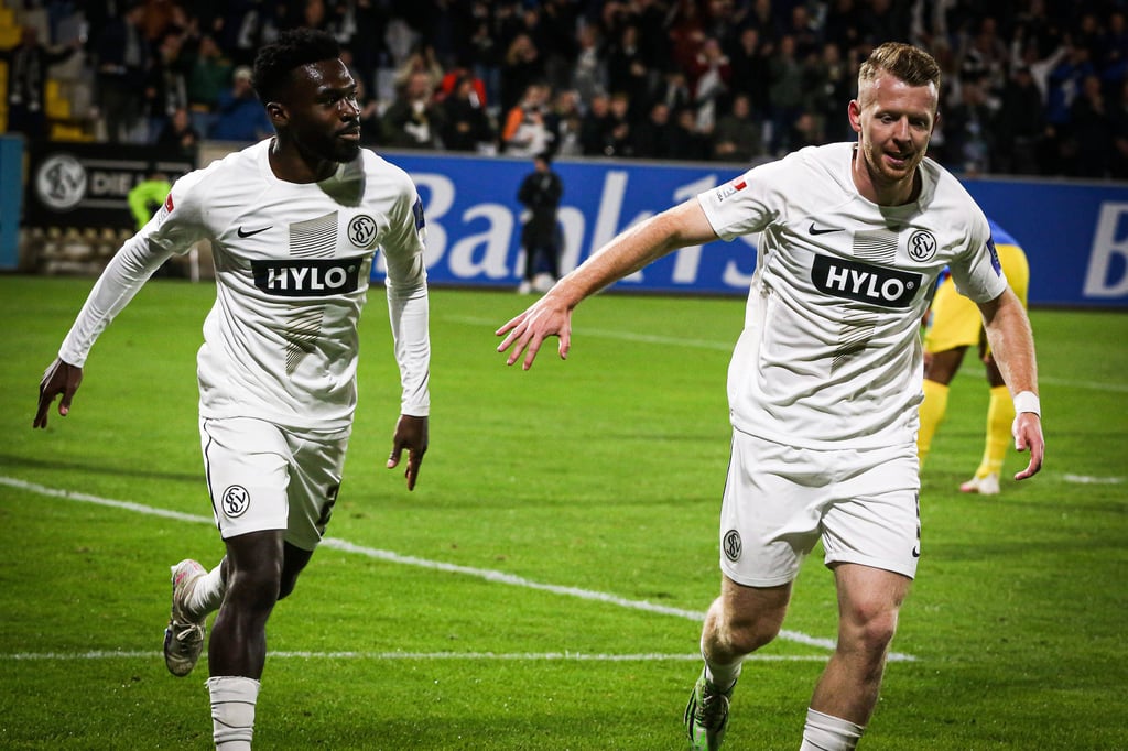 Joseph Boyamba (l.) und Dominik Martinovic vom SV Elversberg.