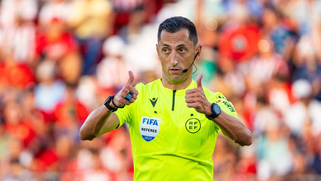 Schiedsrichter José Maria Sánchez ist international sehr erfahren und pfeift am Mittwochabend erstmals in Leipzig.