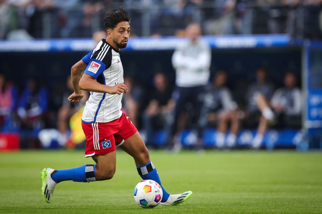 Hamburgs Immanuel Pherai spielt den Ball.