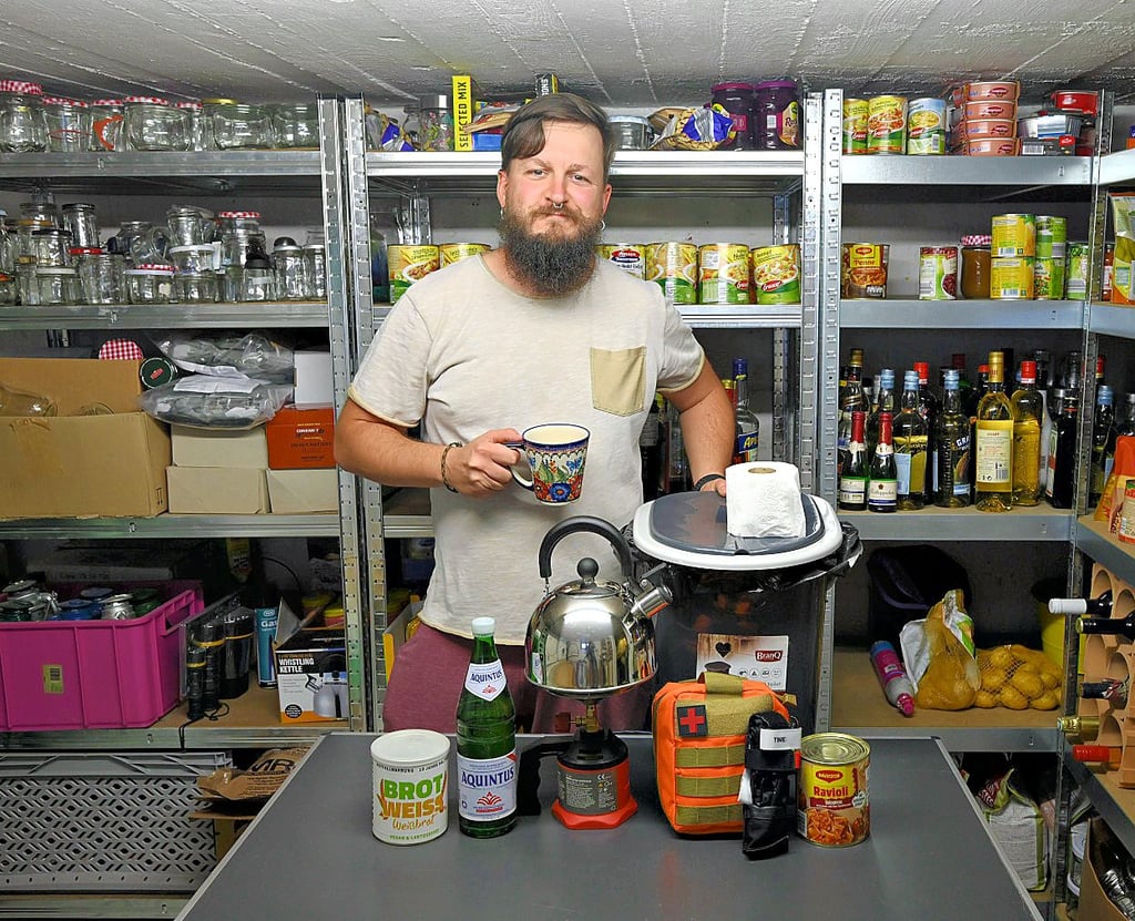 Ein Prepper in seinem Vorratskeller.