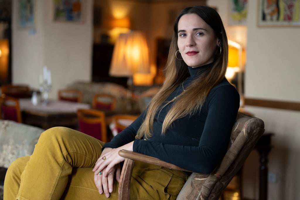 Regisseurin Tamara Denic sitzt bei einem Interviewtermin mit der Deutschen Presse-Agentur in einem Café im Bezirk Schöneberg.