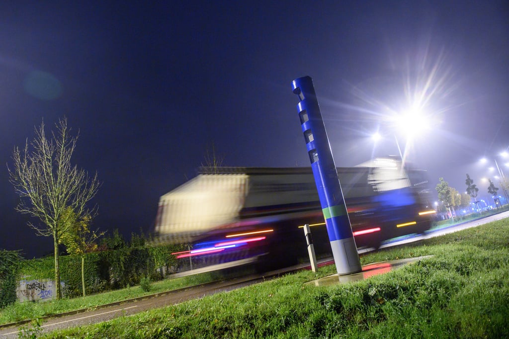 Ein Lastwagen fährt an einer Mautkontrollsäule vorbei. Auf Autobahnen und Bundesstraßen werden für jeden gefahren Kilometer Gebühren fällig.