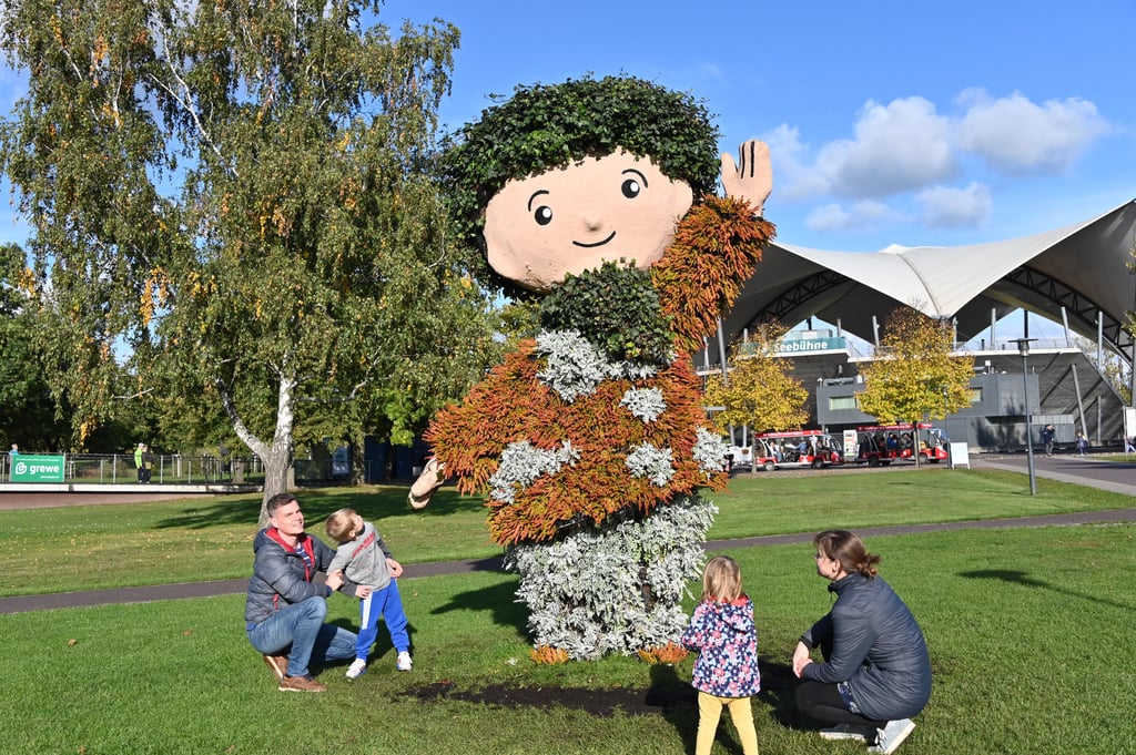 Der Sandmann im Magdeburger Elbauenpark trägt in dieser Herbst/Winter-Saison ein anderes Outfit als sonst. 