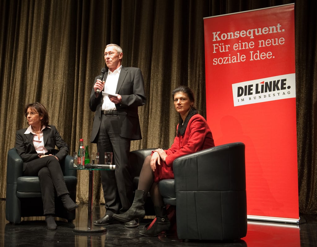 Roland Claus moderierte 2010 die Veranstaltung der Linkspartei unter dem Motto "Frauen ganz Links". Auf der Bühne in Halle damals Andrea Ypsilanti und Sahra Wagenknecht.