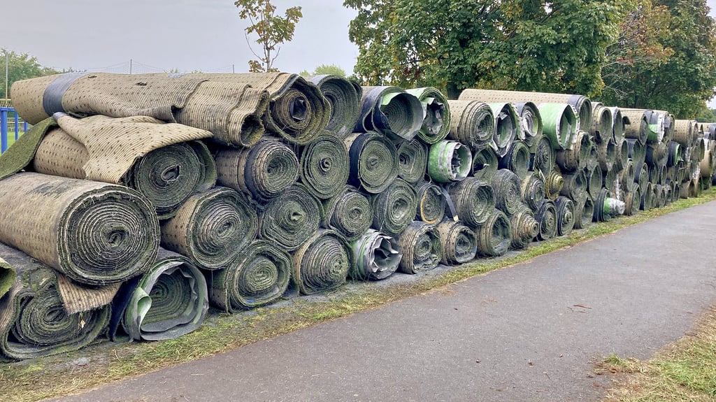 War einmal ein Kunstrasen: Das alte Material aus dem Volkspark Wittenberg lagert noch am Rande des Geländes.