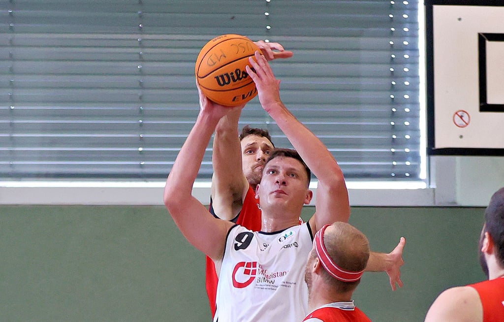 Fokussiert beim Wurf: Linus Wascher vom USC Magdeburg. Die Elbestädter warten auf die ersten Punkte.