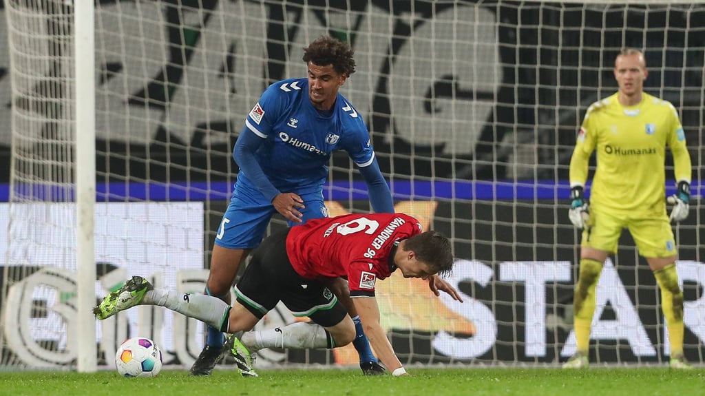 Jamie Lawrence haut sich für den 1. FC Magdeburg in den Zweikampf, hier im Zweitligaspiel gegen Hannover 96.
