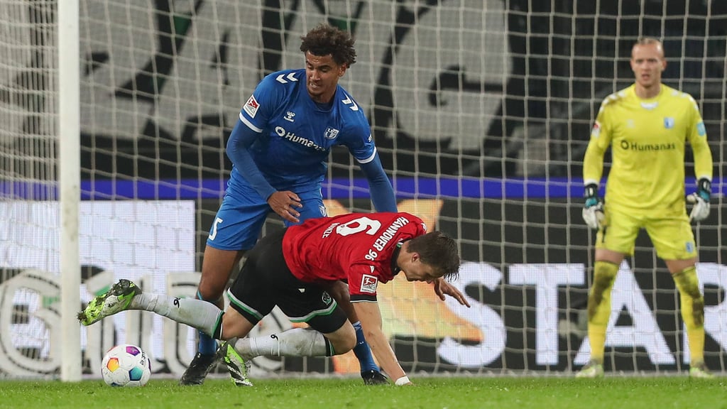 Jamie Lawrence haut sich für den 1. FC Magdeburg in den Zweikampf, hier im Zweitligaspiel gegen Hannover 96.