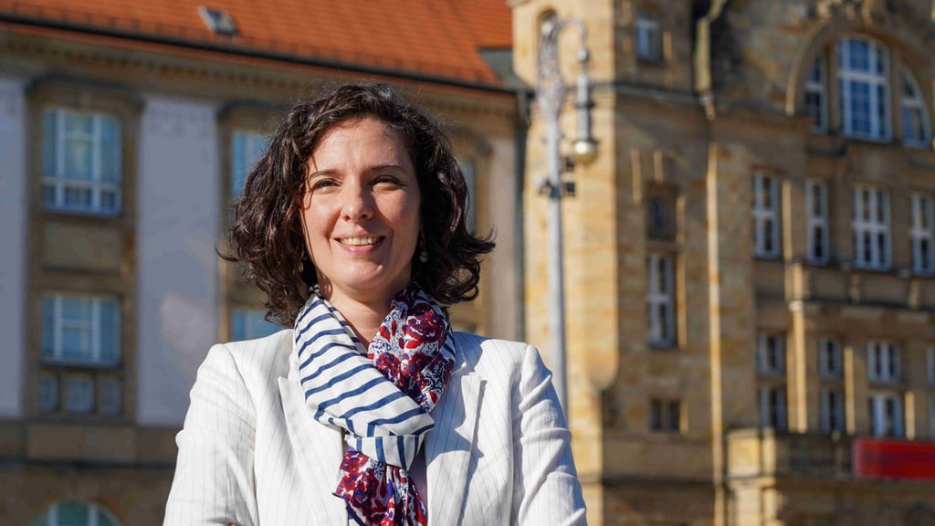 Florence Thurmes steht vor dem Gebäude der Kunstsammlungen Chemnitz.