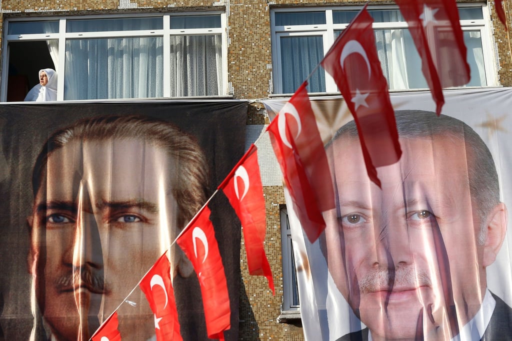 Kemal Atatürk (l) hat die Türkei 1923 gegründet, heute steht Recep Tayyip Erdogan an der Spitze des Staates.