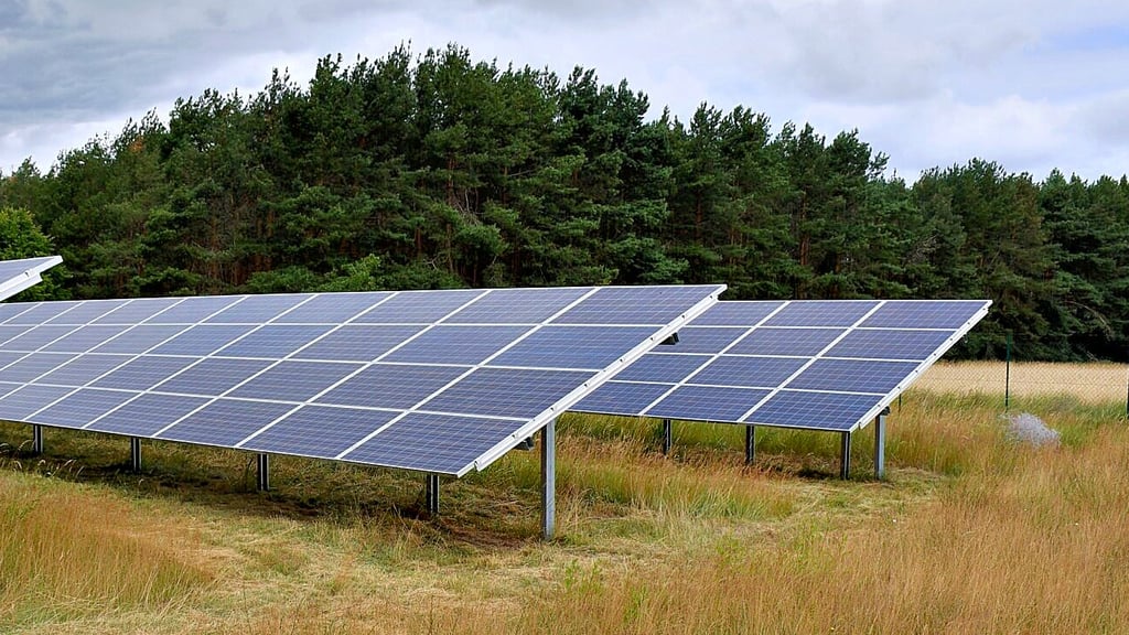 Orte, in deren Gemarkung Photovoltaik-Freiflächenanlagen gebaut werden, soll an der EEG-Umlage mit 20 Prozent beteiligt werden. Die Zahlung ist allerdings freiwillig. Die Betreiber können, aber müssen nicht zahlen.
