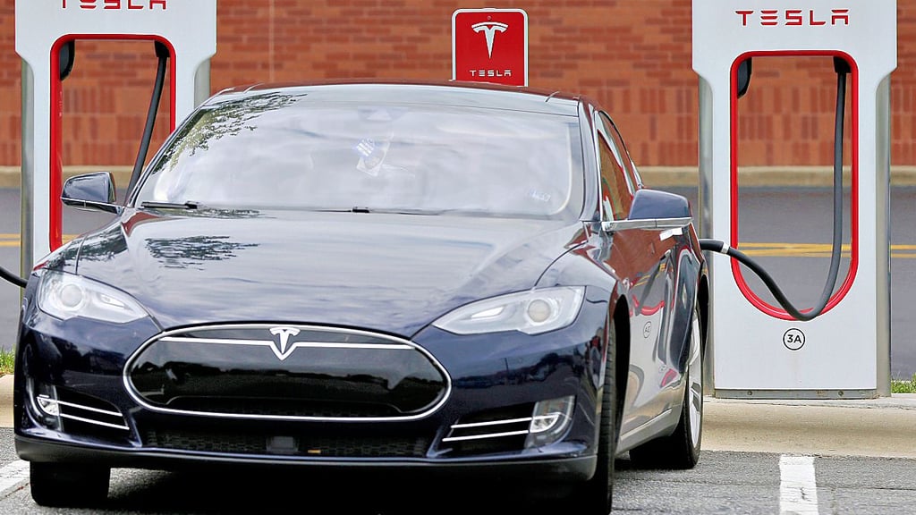 Ein Tesla. Welches Modell der Täter gefahren hat, teilt die Polizei nicht mit.