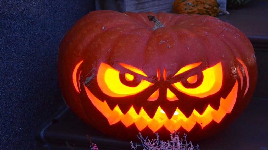 Am Dienstag ist Halloween. Im altmärkischen Dorf Iden bei Osterburg leuchtet passend dazu „der große Böse“, in einen Kürbis geschnitzt von Theres Francke aus Magdeburg.
