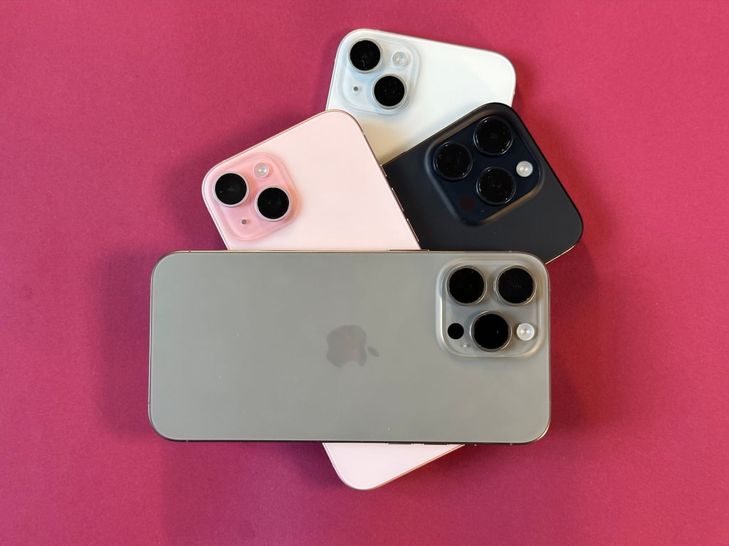 Die vier Neuen auf einem Stapel (von unten nach oben): iPhone 15 Plus, iPhone 15 Pro, iPhone 15 und iPhone 15 Pro Max.