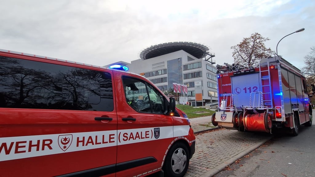 Die Feuerwehr ist mit einem Großaufgebot vor Ort.