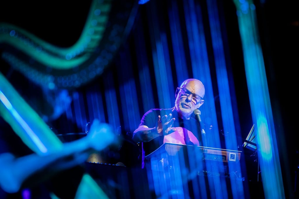 Brian Eno tritt mit dem Baltic Sea Philharmonic Orchester unter Dirigent Kristjan Järvi in der Berliner Philharmonie auf.