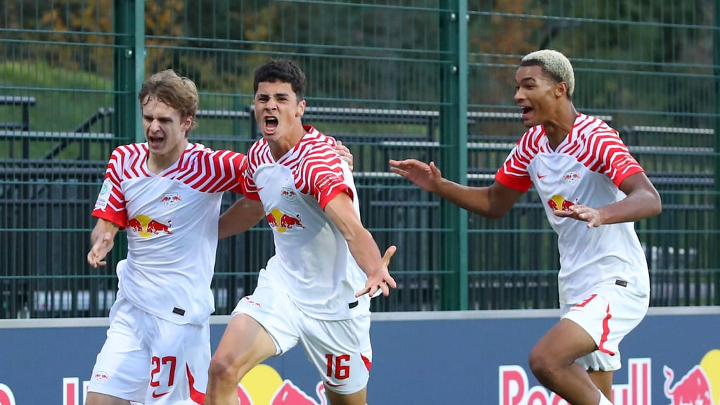 RB-Matchwinner Lucio Saric (l.) ist nach seinem Siegtor gegen Roter Stern Belgrad kaum zu halten.
