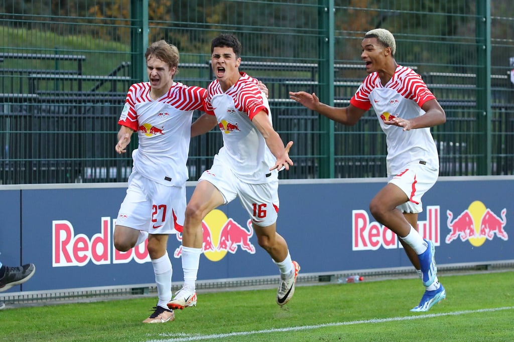 RB-Matchwinner Lucio Saric (l.) ist nach seinem Siegtor gegen Roter Stern Belgrad kaum zu halten.