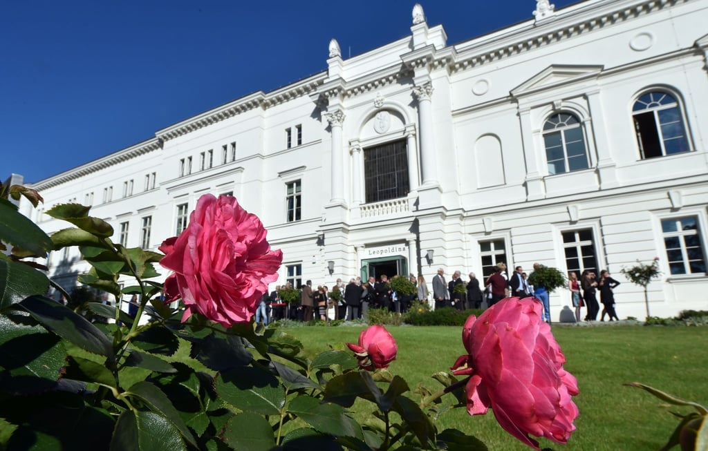 Gäste und Mitglieder der Nationalen Akademie der Wissenschaften Leopoldina stehen vor dem Hauptgebäude.