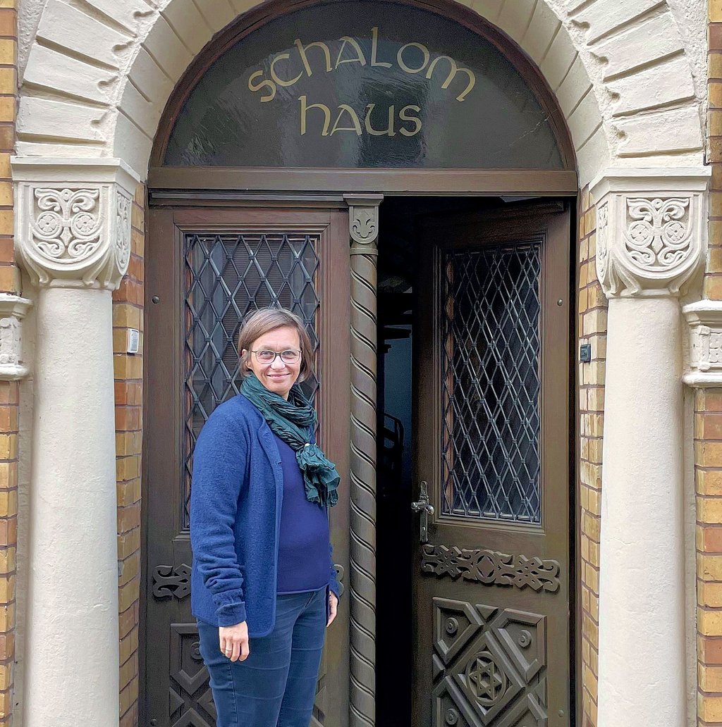 Die Tür zum Schalom-Haus hält Pastorin Claudia Sokolis-Bochmann gerne für jeden Besucher geöffnet.