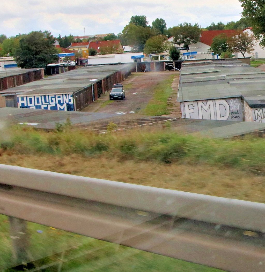 Garagenhof am Ortseingang von Calbe.