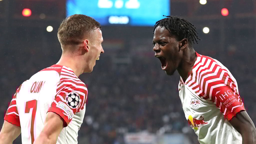 Castello Lukeba (r.) feiert mit Dani Olmo dessen Treffer zum 3:1 gegen Belgrad