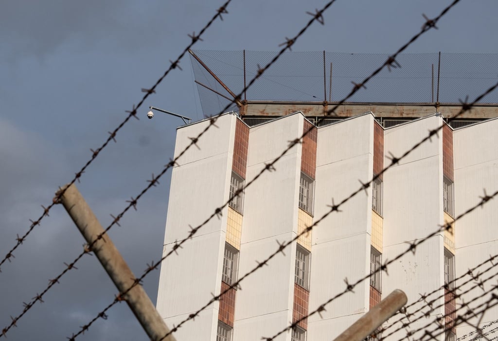 Ein Stacheldrahtzaun umzäunt das Gelände einer Justizvollzugsanstalt.