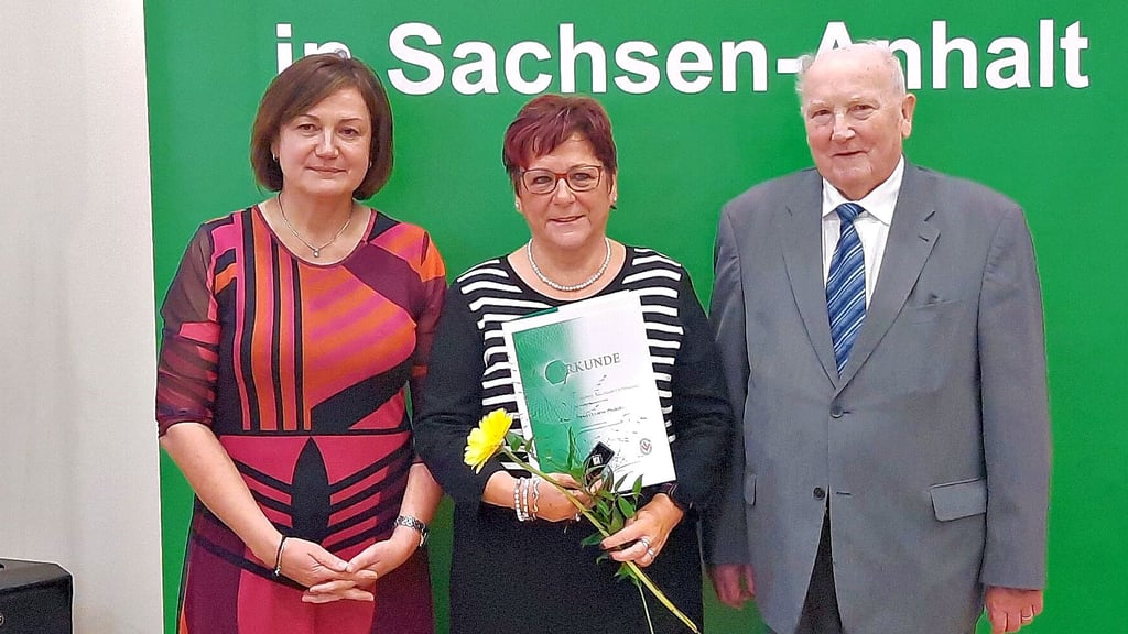 Claudia Peukert (Mitte) von der Volkssolidarität Barleben und Wolmirstedt hat die Solidaritätsnadel in Silber aus den Händen des Landesvorstandes im Rahmen einer Feierstunde erhalten.