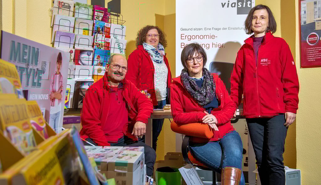 Sind das Team des Naumburger Bürocentrums und von Anfang an dabei: Frank Menzel (v.l.), Stefanie Graf, Geschäftsführerin Viola Keil sowie Claudia Hotze. Ein Mitarbeiter fehlt krankheitsbedingt.