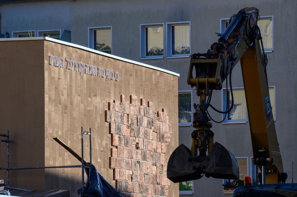 Ein Bager ist vor der Neuen Synagoge zu sehen.