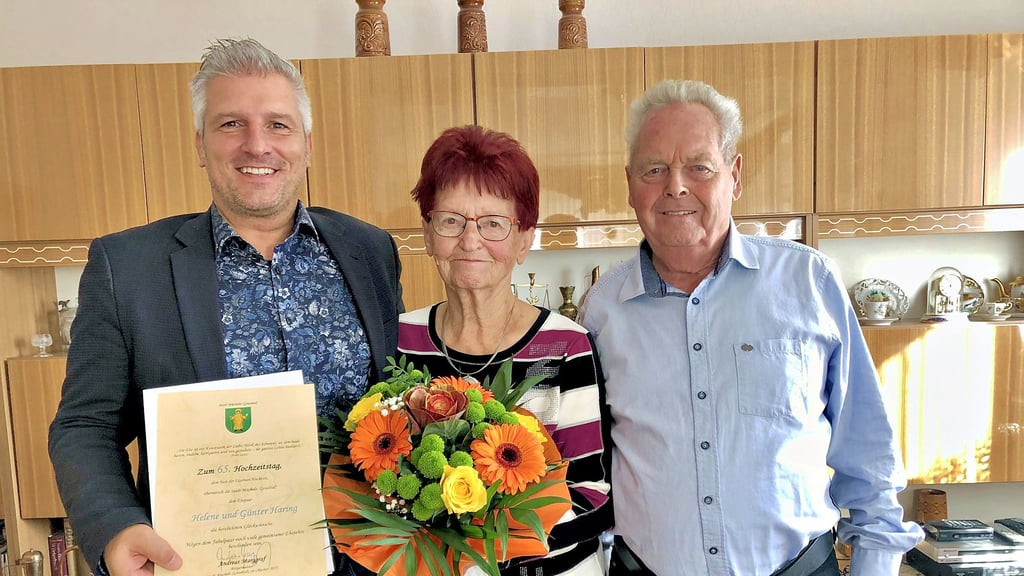 Zum 65. Hochzeitstag von Helene und Günter Haring aus Mücheln gratulierte auch Bürgermeister Andreas Marggraf (l.).