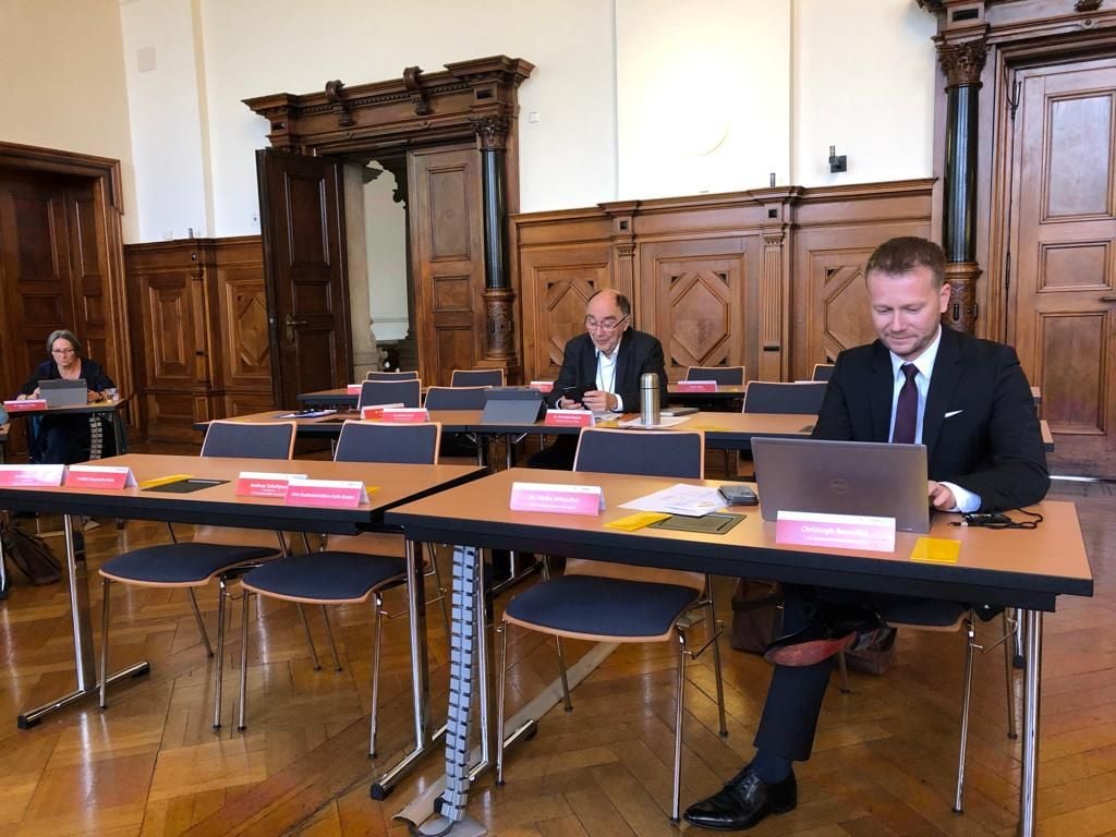 Nur Christoph Bernstiel (rechts) und Christoph Bergner sind aus der CDU-Fraktion zur Sondersitzung des Stadtrats erschienen.