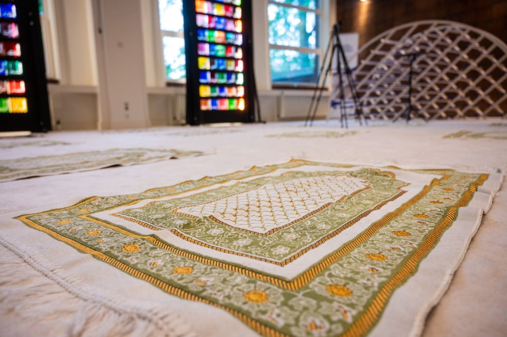 Gebetsteppiche in der Ibn Rushd-Goethe Moschee.
