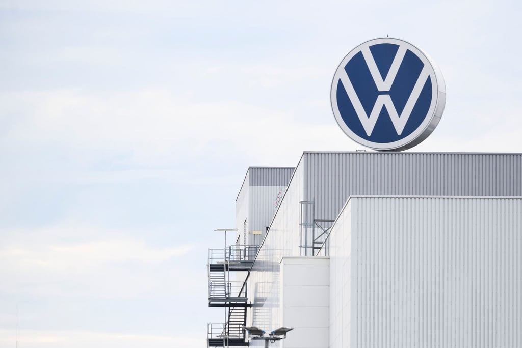 Ein Volkswagen Logo dreht sich auf dem Dach vom Werk von Volkswagen Nutzfahrzeuge.