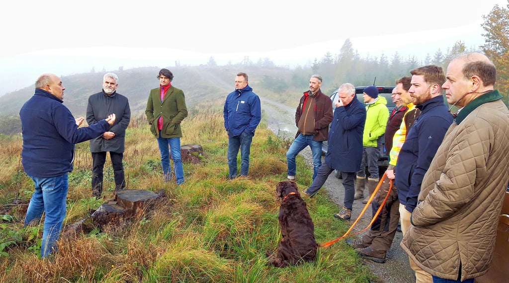 Teamleiter Bernhard Krede (li.) von der Firma wpd spricht mit Umweltminister Armin Willingmann (2. v. l.),  Waldbesitzern und Kommunalpolitikern. 