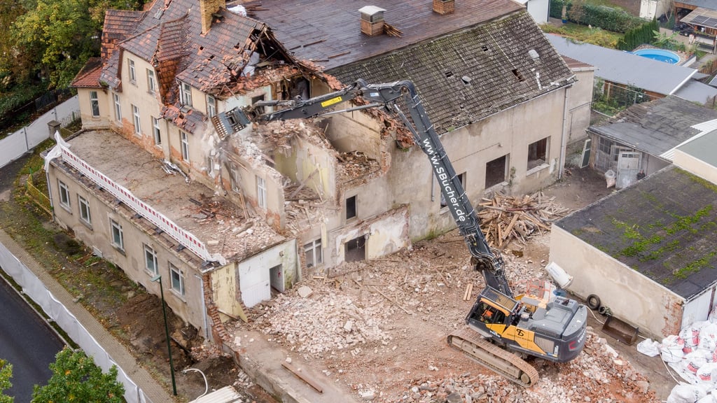 Seit Dienstag knabbert sich der Bagger durch das einstige Waldschlösschen in Annaburg.