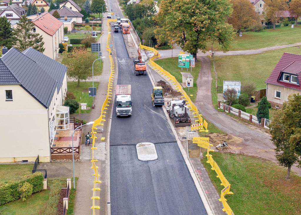 Blick auf die Baustelle (B 187) in Schweinitz. Gegenüber der Gaststätte „Weintraube“ ist eine Verkehrsinsel entstanden, die in der Diskussion steht.