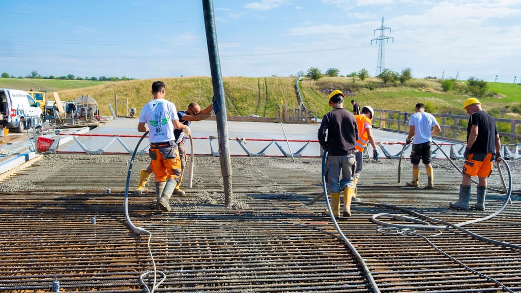 Auch die Bauarbeiten an der Benkendorfer Talbrücke der Autobahn 143 (A143) werden fortgesetzt. Über den beantragten Baustopp des Nabu und der BI muss nun das Fernstraßen-Bundesamt entscheiden.