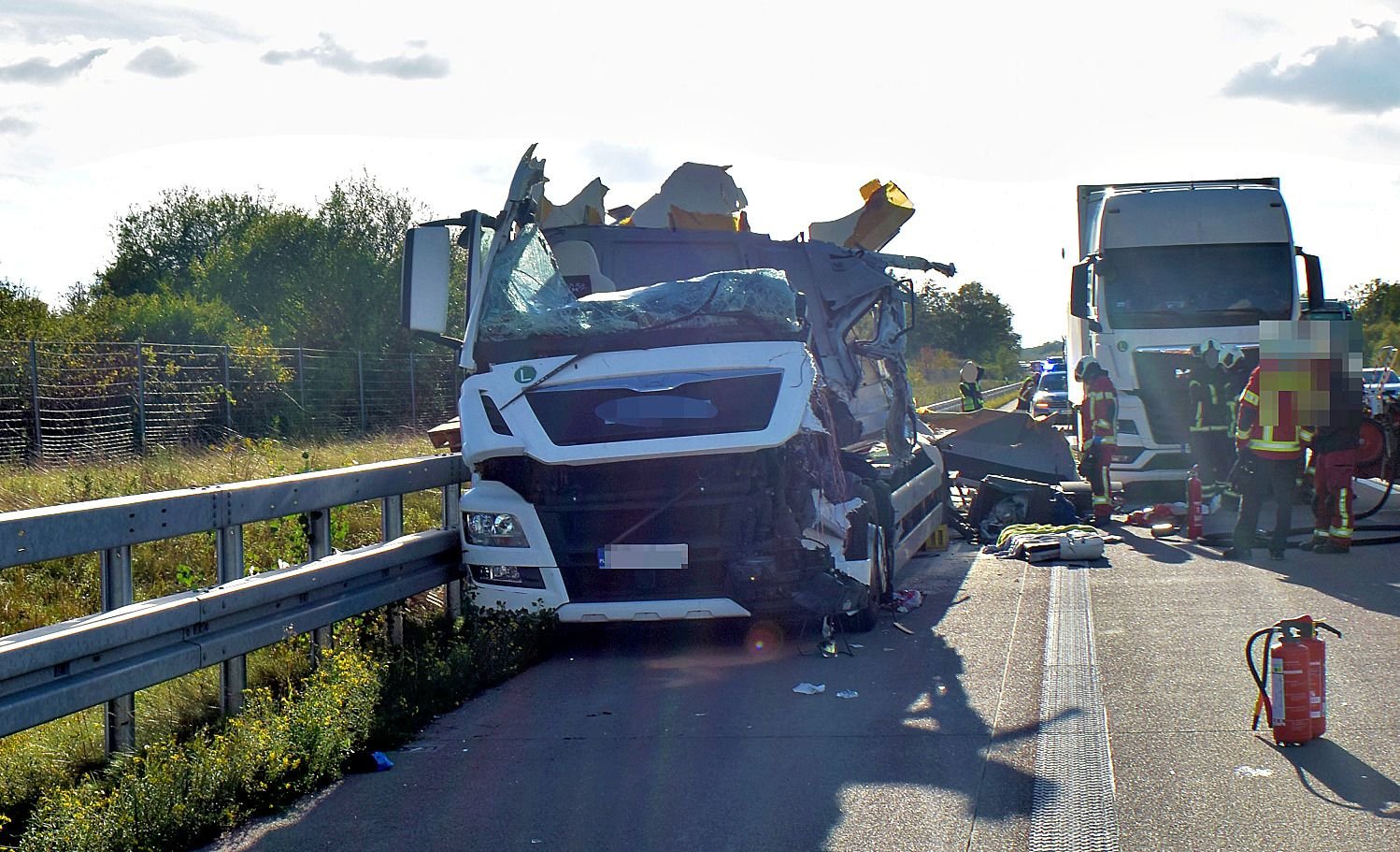 Unfall auf A9 bei Dessau: Lastwagen rast in defekten Sattelzug - Fahrer 