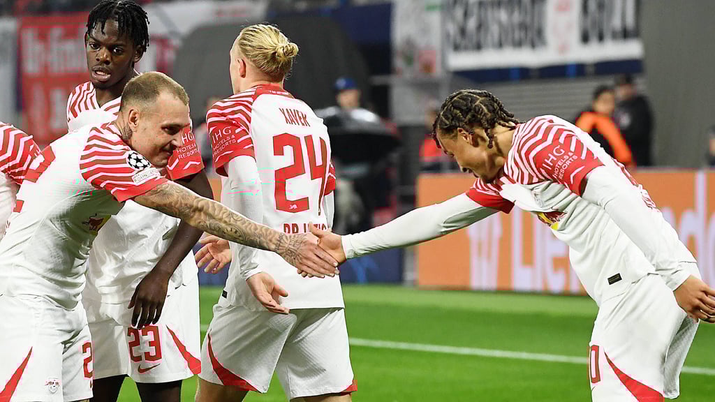 Sein bestes Spiel in dieser Saison: David Raum bedankt sich bei Xavi Simons.