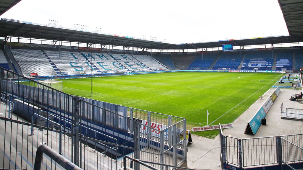 Achtung, Verletzungsgefahr: Jason Ceka stürzt hier nach einem Schubser auf den Beton neben der Rasenfläche in der MDCC-Arena.