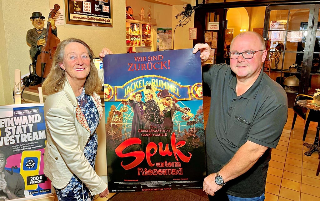 Gonnie van de Merwe (l.) und Maik Erdmann präsentieren das Poster zum neuen Film "Spuk unterm Riesenrad", der in Bernburg schon vor der Deutschlandpremiere gezeigt wird.