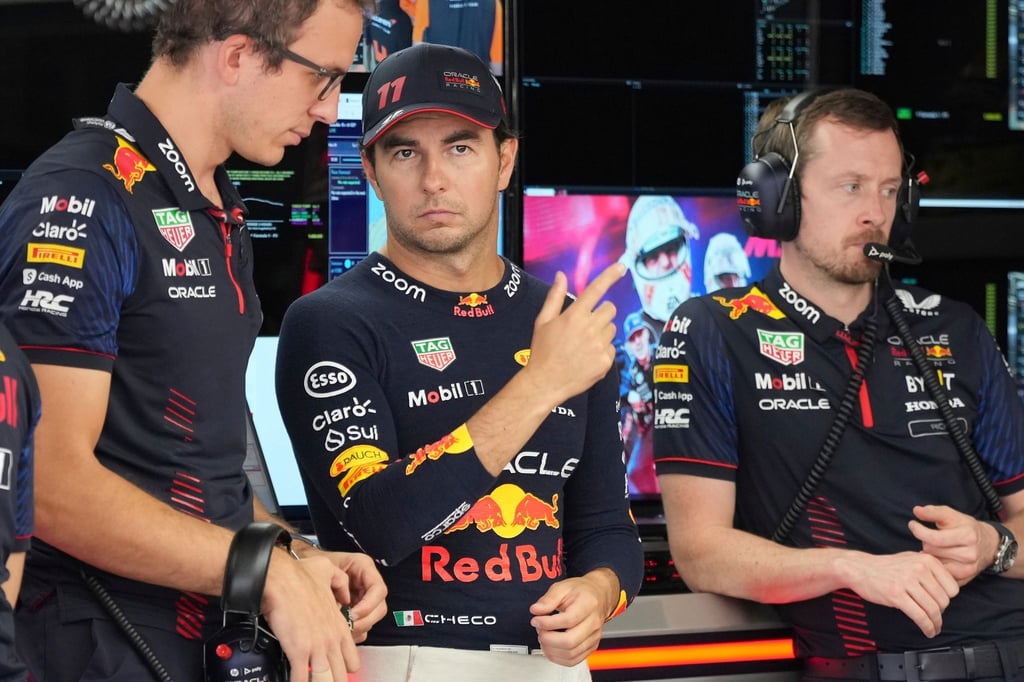 Sergio Pérez (M) muss weiter um seine Zukunft bei Red Bull bangen.